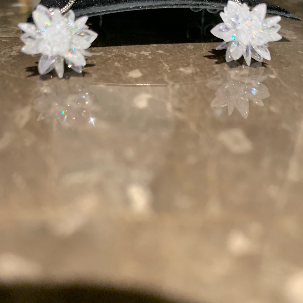 🔥Sparkly Snowflake Kenneth Jay Lane Earrings🔥 - Picture 3 of 5